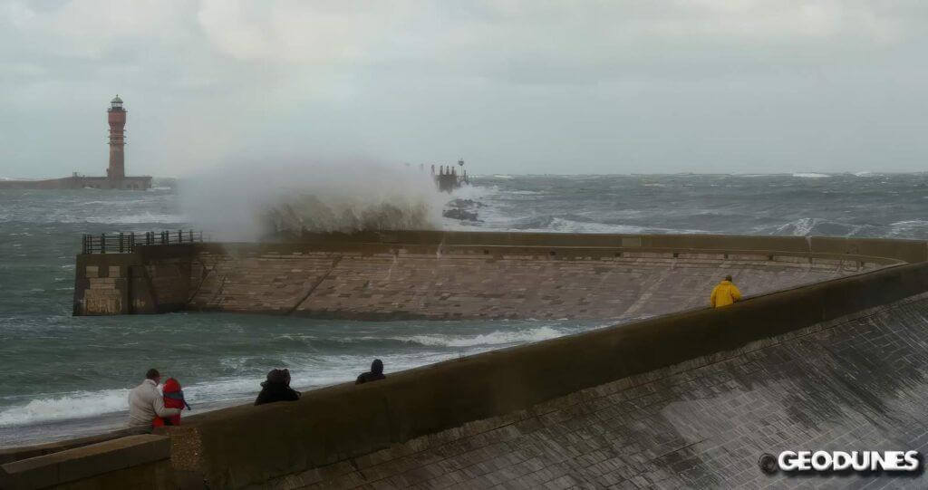 vagues-au-dessus-de-la-digue-des-alliés-2013