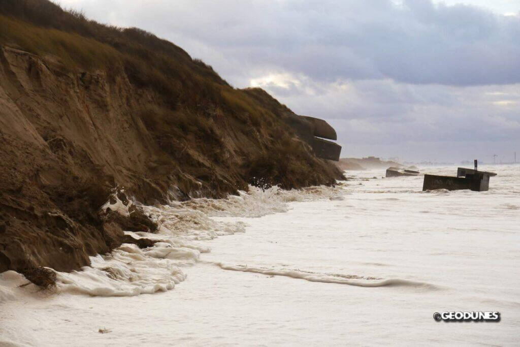 Marée Haute le 6 décembre, la dune est encore attaquée par la mer