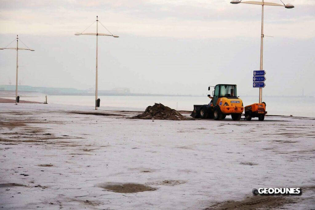 Devant le Kursaal – Morceaux de la digue arrachés lors de la submersion