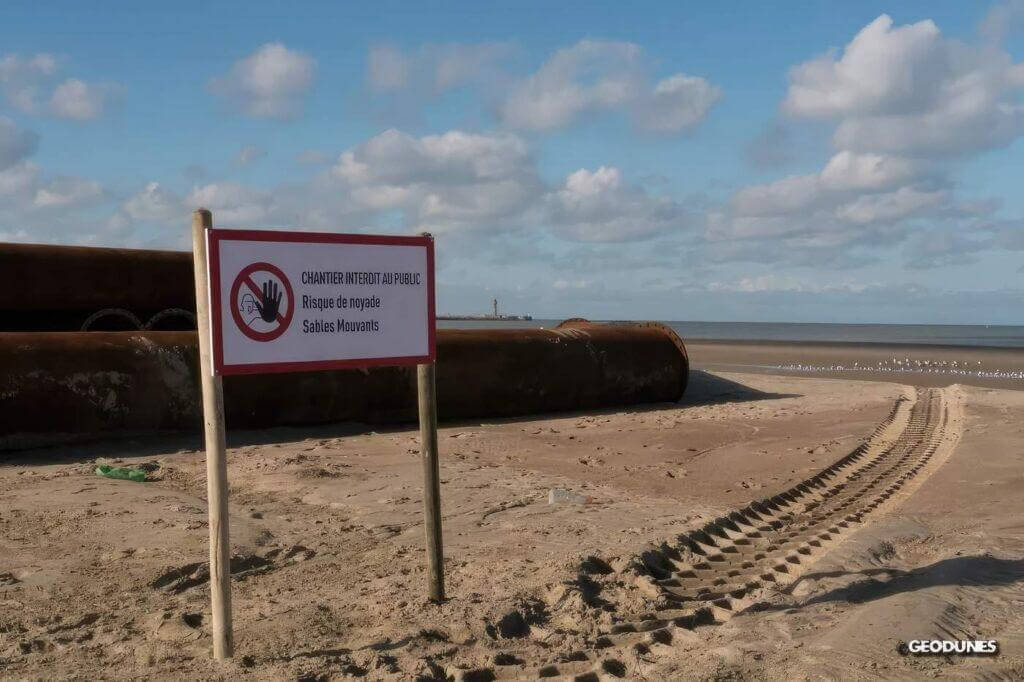 Mise en garde vis à vis du public lors des opérations de refoulement. Le sable n’est pas stabilisé, il y a risque de sables mouvants