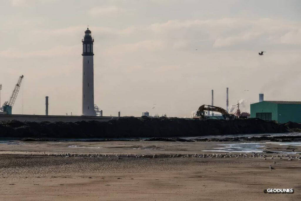 Depuis la plage, le niveau de sable augmente à vue d’oeil.