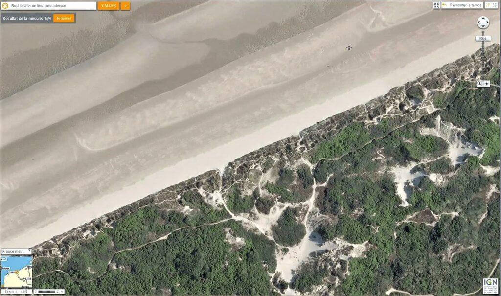 La limite de végétation est particulièrement visible sur les photographies aériennes Source: Géoportail