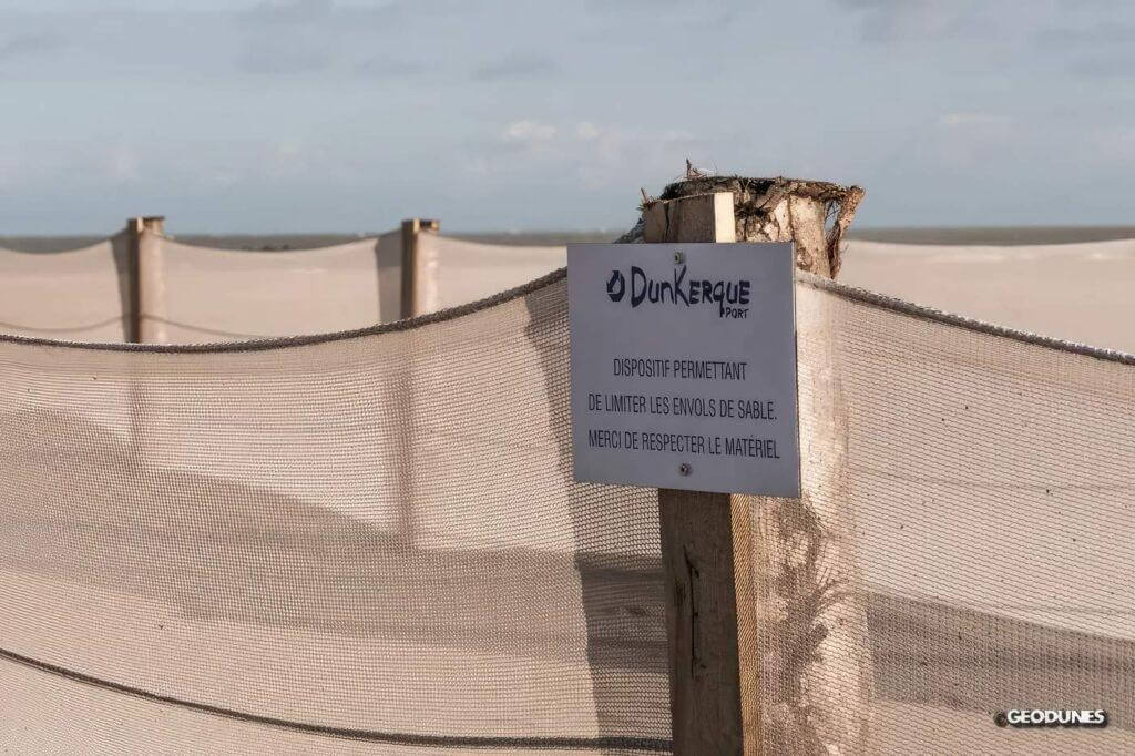 Dispositif expérimental visant à stopper les envols de sable vers le canal exutoire, digue des Alliés