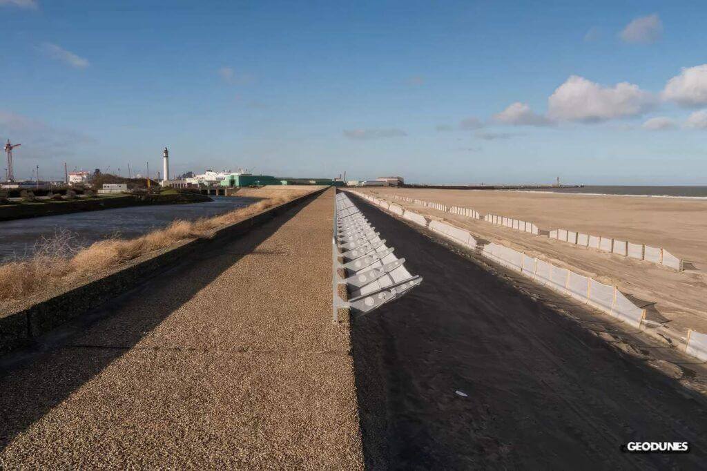 Dispositif expérimental visant à stopper les envols de sable vers le canal exutoire, digue des Alliés