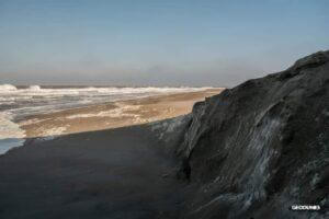 Erosion significative au contact entre le rechargement et la jetée