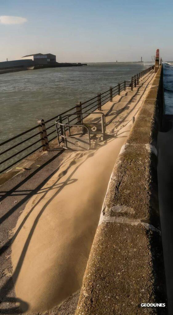 Accumulation éolienne sur la jetée