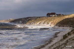 A marée haute, la mer n’attaque pas la dune