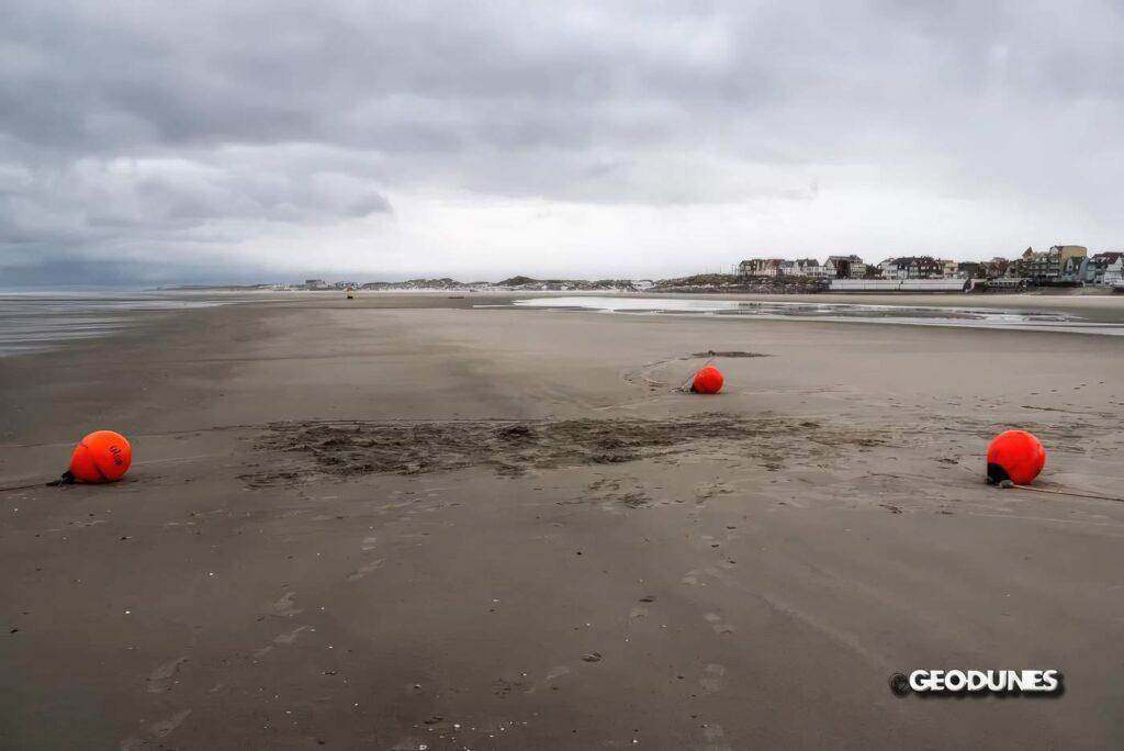 Installation d'un courantomètre de type ADCP sur la plage