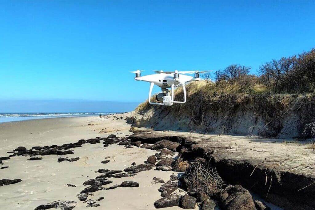 Relevés aériens <br/>topographie par drone 9 drone-dji-phantom-4- photogrammetrie