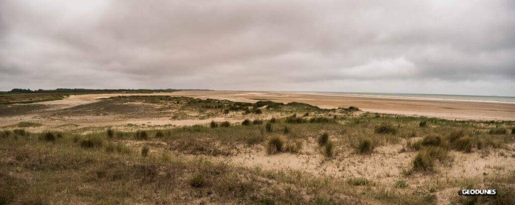 Ce paysage orienté vers l’Ouest était caractérisé il y a quelques décennies par la plage qui est actuellement situé plusieurs dizaines de mètres en avant.