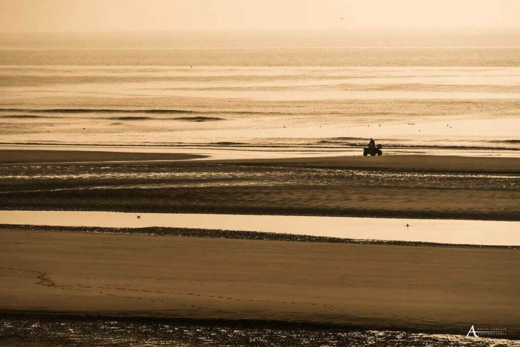 Le quad sillonne la plage de Stella Plage et relève de nombreux points GPS (X,Y,Z)