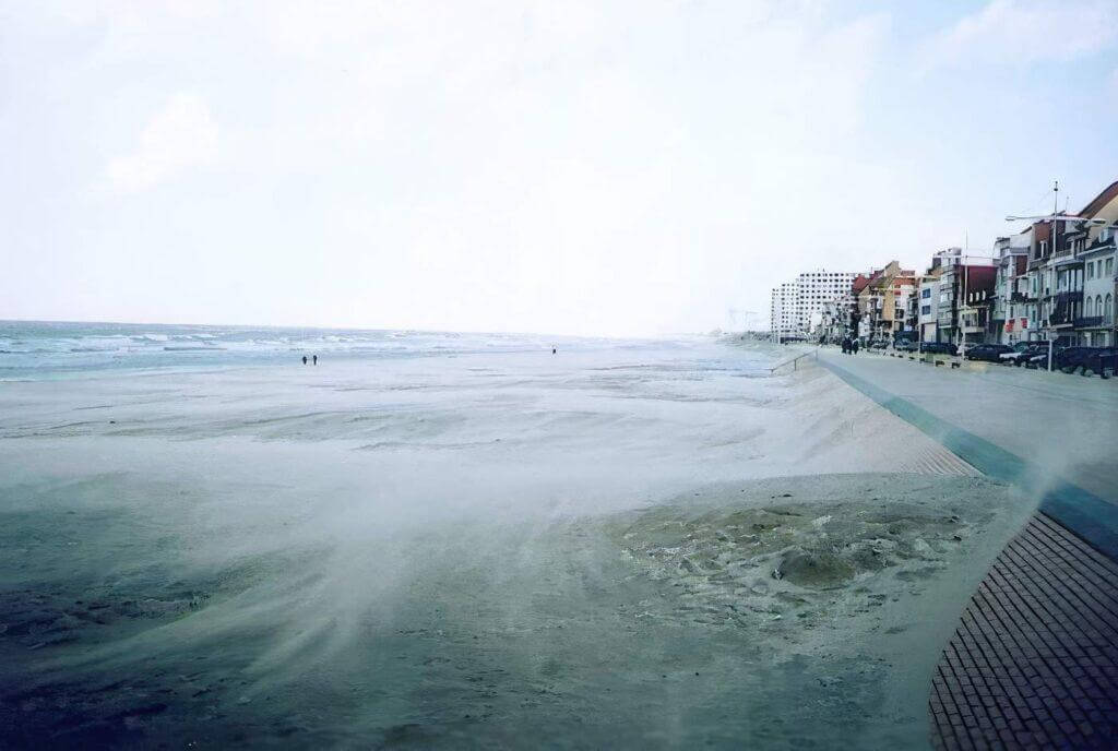 Accumulation rythmique de sables en haut de plage par un vent longitudinal de tempête (27 oct. 2002) - Site de Malo-les-Bains près de Leffrinckouke