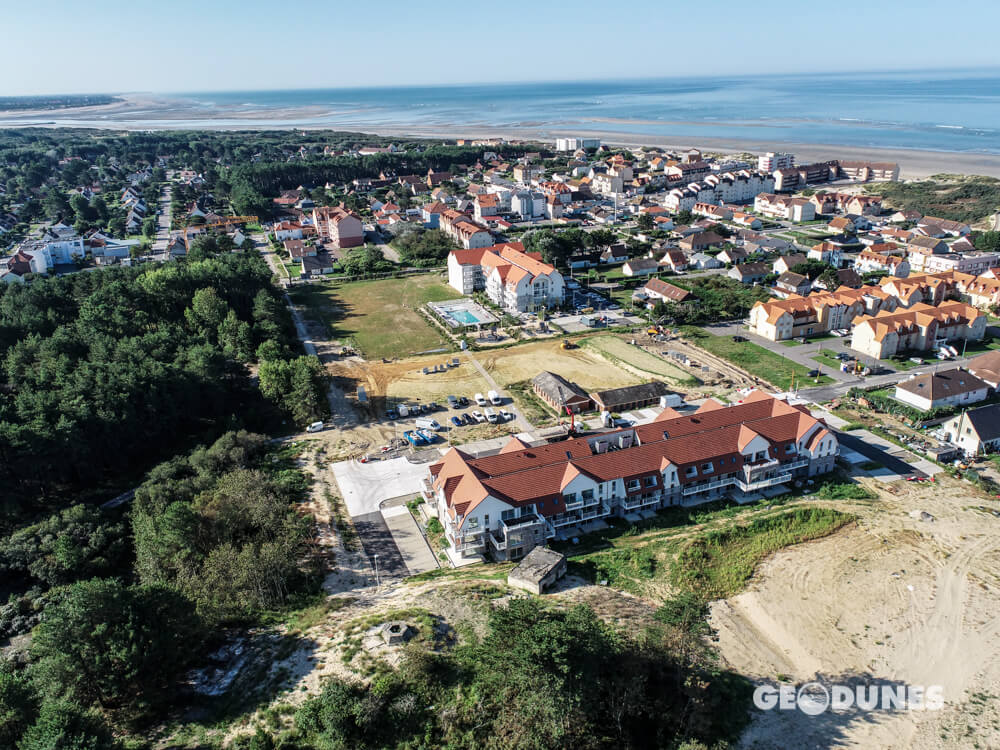 Cette impressionnante vue aérienne de Camiers a été capturée grâce à un drone Matrice L1. Elle offre une perspective unique de cette magnifique région côtière, mettant en valeur ses caractéristiques géomorphologiques, ses paysages côtiers et ses éléments naturels. Une technologie de pointe au service des cabinets de géomètres experts