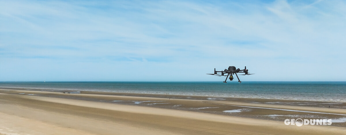 Cette image saisissante capture le drone Matrice 300 en plein vol au-dessus de la magnifique plage de Zuydcoote. Cette vue aérienne offre une perspective unique de cette région côtière, mettant en lumière les potentialités de la technologie drone pour la surveillance et la cartographie des environnements côtiers.