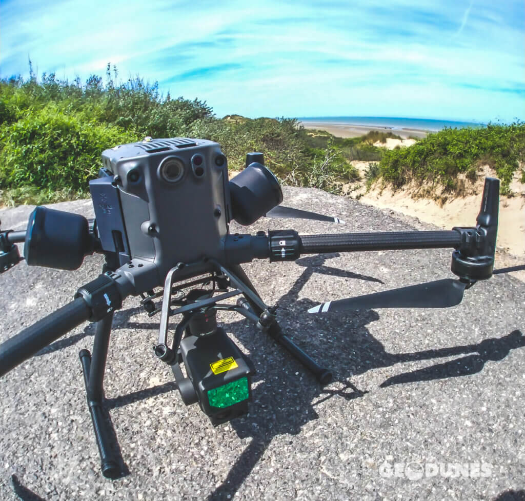 Cette photo met en avant le drone Matrice 300, intégrant fièrement le capteur Lidar Zenmuse L1. Ce puissant équipement est au cœur de notre arsenal technologique en géomorphologie côtière, offrant des capacités de cartographie de pointe pour l'acquisition de données sédimentaires, géologiques et géomorphologiques. Une combinaison de technologie de pointe dans un environnement côtier.