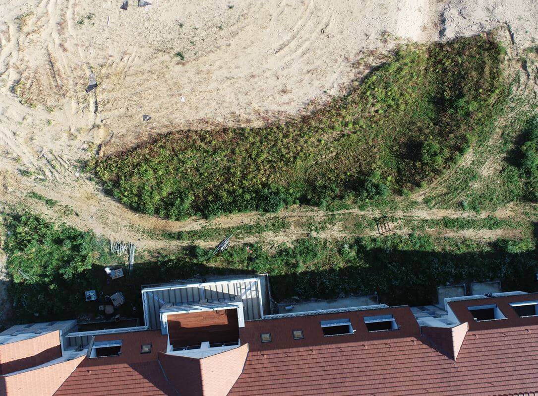 Cette orthophotographie exceptionnelle du chantier à Camiers a été capturée grâce à un drone, offrant une vue détaillée et précise de l'emplacement du projet. L'utilisation de la technologie de drone permet une documentation minutieuse de l'avancement des travaux, ce qui est essentiel pour la gestion de projets dans le domaine de la géomorphologie côtière et de la construction.