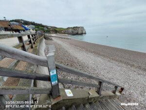 CoastSnap : Deux nouvelles stations sur le littoral de la Seine Maritime 3 2025 10 09 Installation Ste Adresse et Etretat 20251010 095836