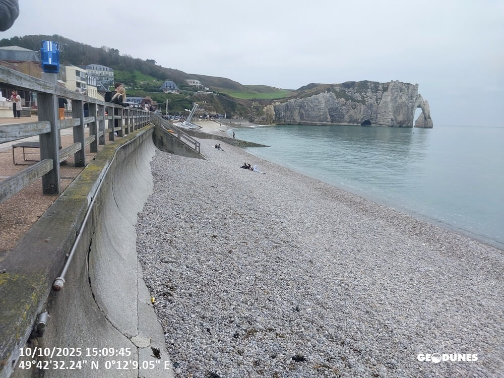 CoastSnap : Nouvelles stations à Sainte-Adresse et Étretat 5 2025 10 09 Installation Ste Adresse et Etretat 20251010 150944