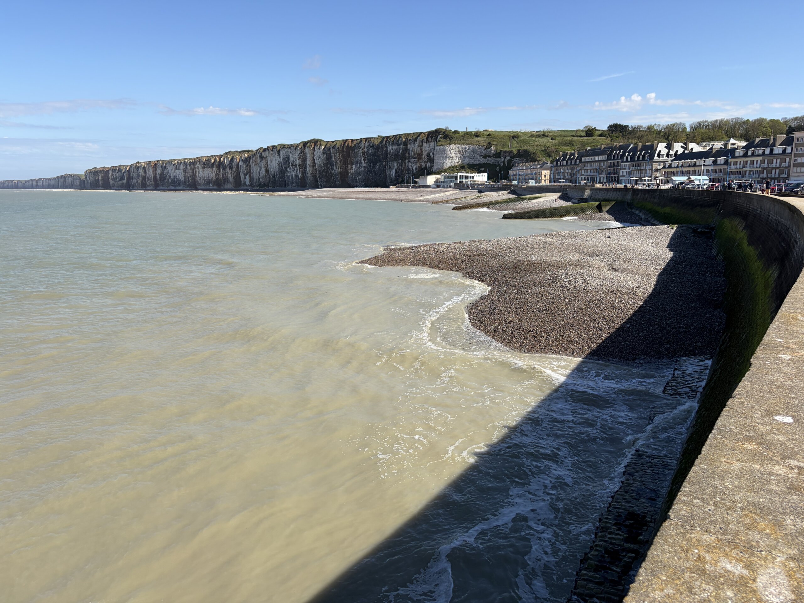 COASTSNAP 76 : Suivi du rechargement de galets sur la plage de Saint-Valéry-en-caux 5 stv 20260418 1612 2671 Inconnu Inconnu 541m scaled